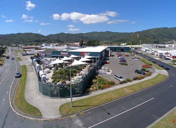 Successful multiple-ownership sell-downs have seen Bunnings Warehouse in Naenae and Colonial House in Lower Hutt go to new owners.